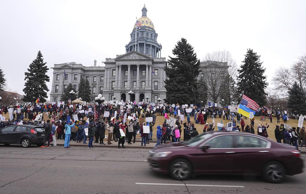 周一是「總統日」,丹佛民眾聚集在州議會大樓外示威,對DOGE表達不滿。(美聯社)