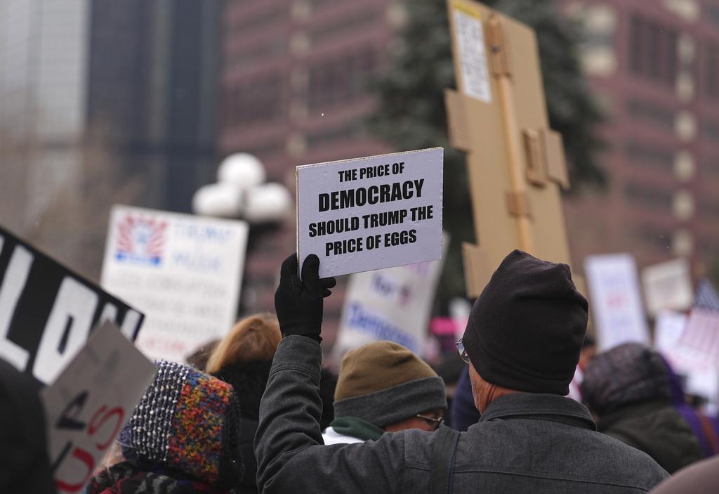 周一是「總統日」,丹佛民眾聚集在州議會大樓外示威,對特朗普表達不滿,有民眾表達應重視民主多於通脹。(美聯社)