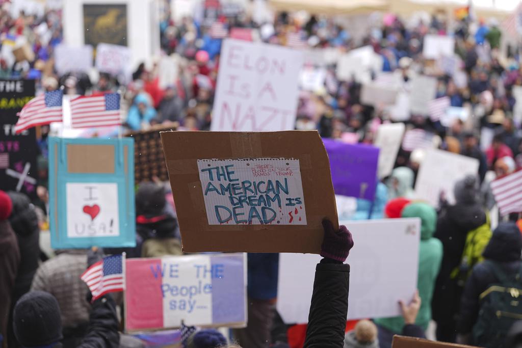 周一是「總統日」,丹佛民眾聚集在州議會大樓外示威,對特朗普表達不滿,有民眾指「美國夢已死」。(美聯社)