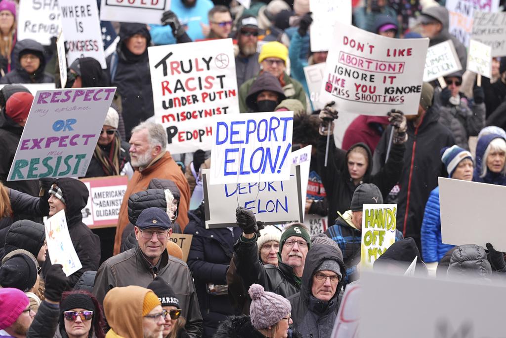 周一是「總統日」,丹佛民眾聚集在州議會大樓外示威,對特朗普及馬斯克表達不滿,有民眾要求「把馬斯克驅逐出境」。(美聯社)