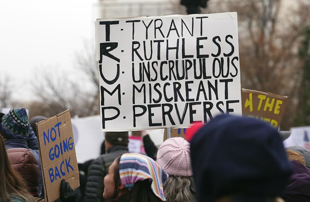 周一是「總統日」,丹佛民眾聚集在州議會大樓外示威,怒斥特朗普「獨裁、殘酷、無恥、惡棍、邪惡」。(美聯社)