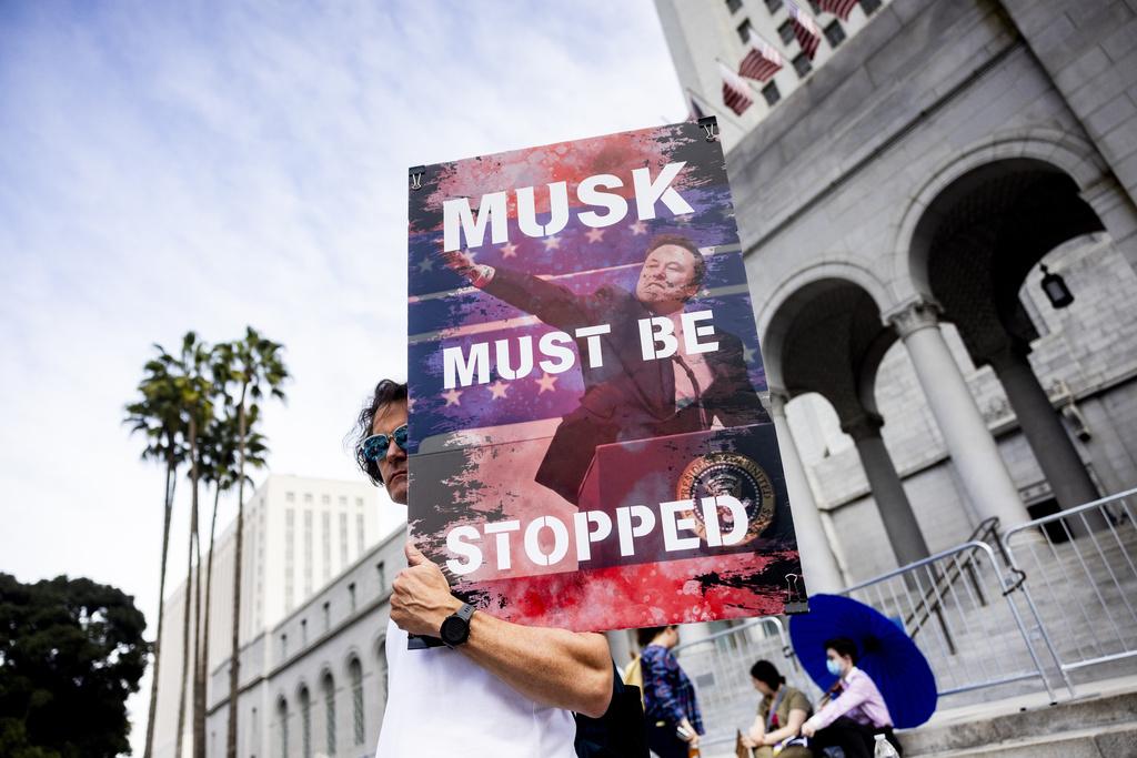 周一是「總統日」,洛杉磯有民眾示威,要求制止馬斯克。(美聯社)
