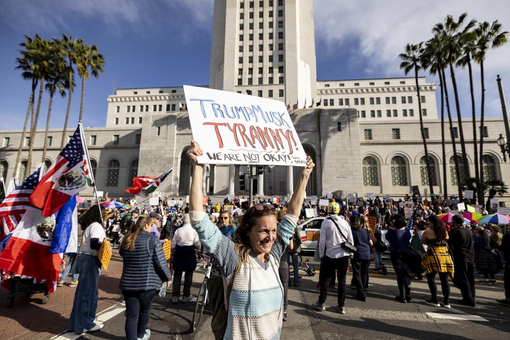 周一是「總統日」,洛杉磯有民眾示威,有人批評特朗普及馬斯克獨裁。(美聯社)
