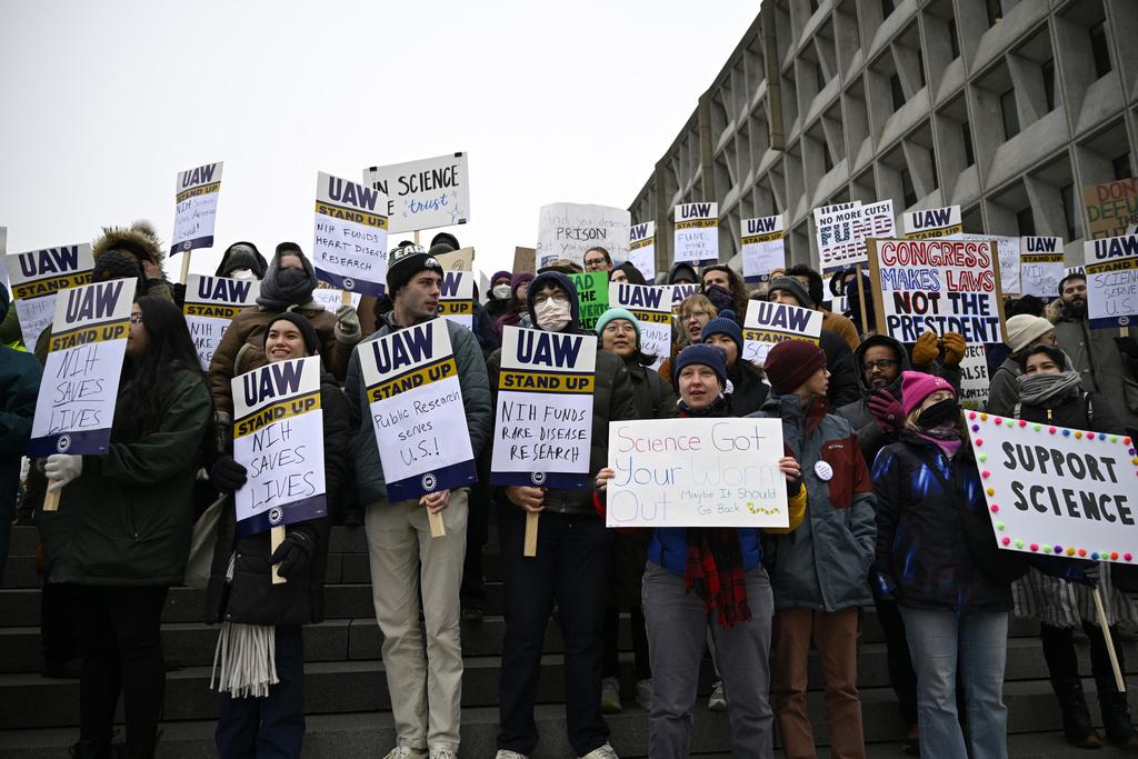 大批聯邦僱員上周三在衛生及公共服務部華盛頓總部外集會,抗議特朗普及馬克頓整頓聯邦政府。(資料圖片)