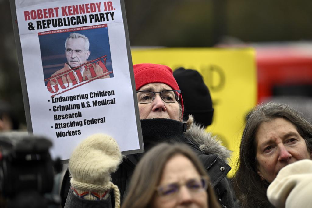 大批聯邦僱員上周三在衛生及公共服務部華盛頓總部外集會,抗議特朗普及馬克頓整頓聯邦政府。(資料圖片)