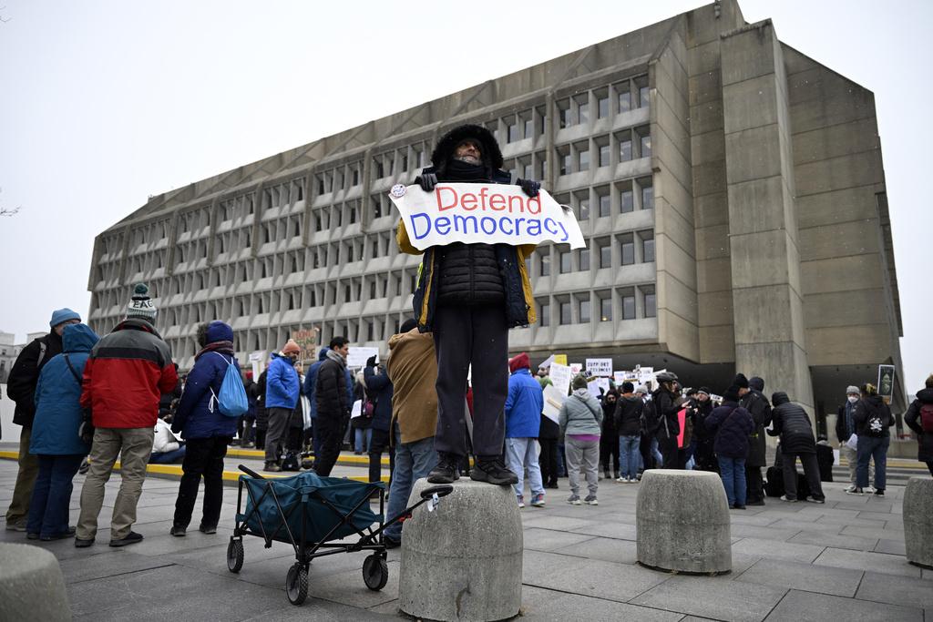 大批聯邦僱員上周三在衛生及公共服務部華盛頓總部外集會,抗議特朗普及馬克頓整頓聯邦政府。(資料圖片)