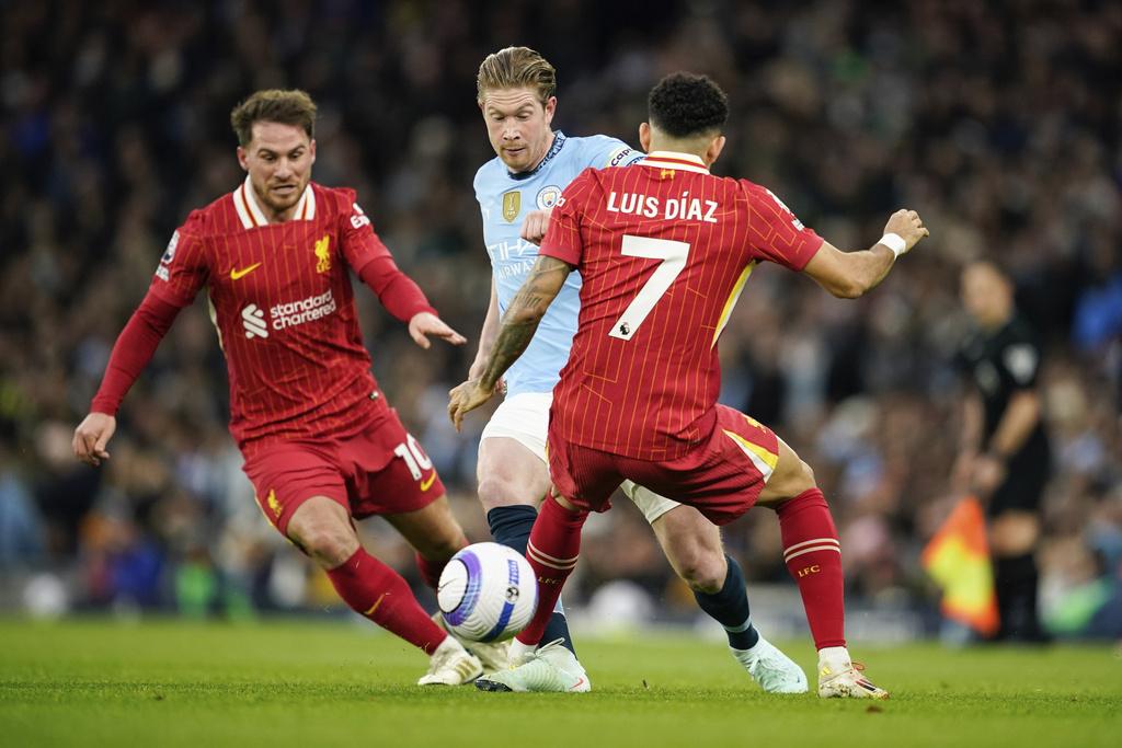 英超|迪布尼(中)速率下降,對利物浦一役表現平平,下半場被換走。(美聯社)