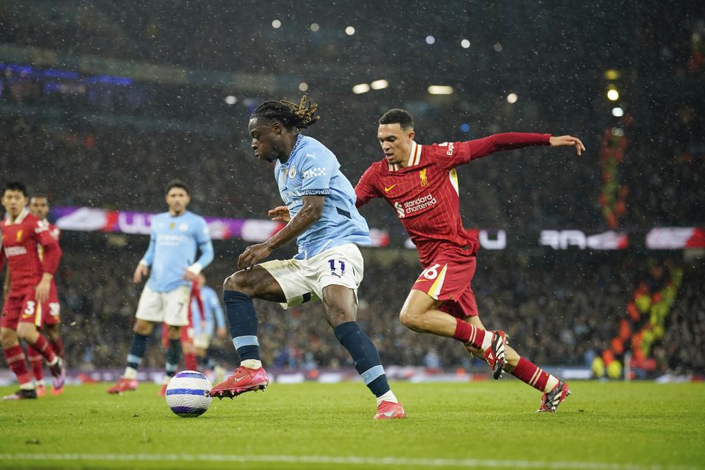 英超|曼城翼鋒杜古多次扭過阿歷山大阿諾特(Trent Alexander-Arnold)。(美聯社)