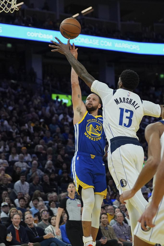 居里近況回勇,今場20射12中交出30分。(美聯)