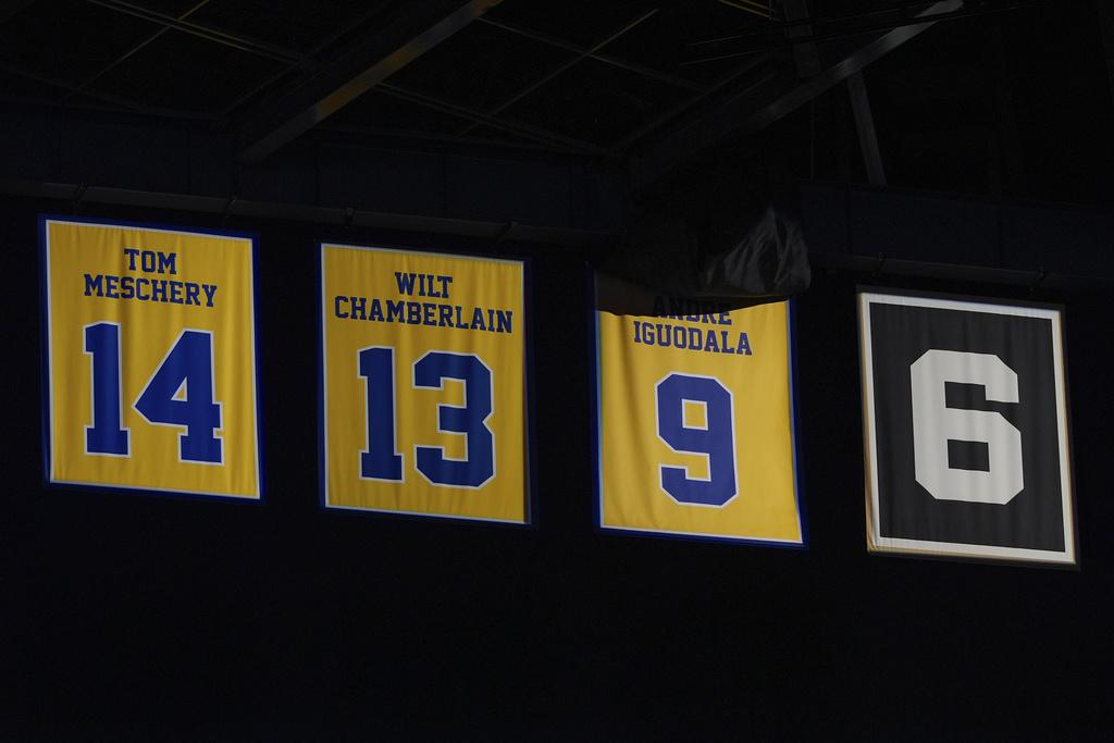 伊古達拉的9號勇士球衣,高掛在名宿張伯倫旁邊。(美聯)