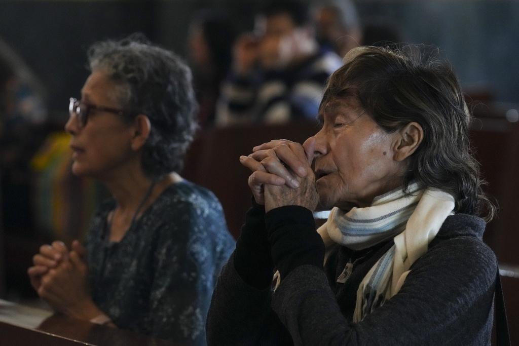 墨西哥教徒祈願教宗康復。(美聯社)