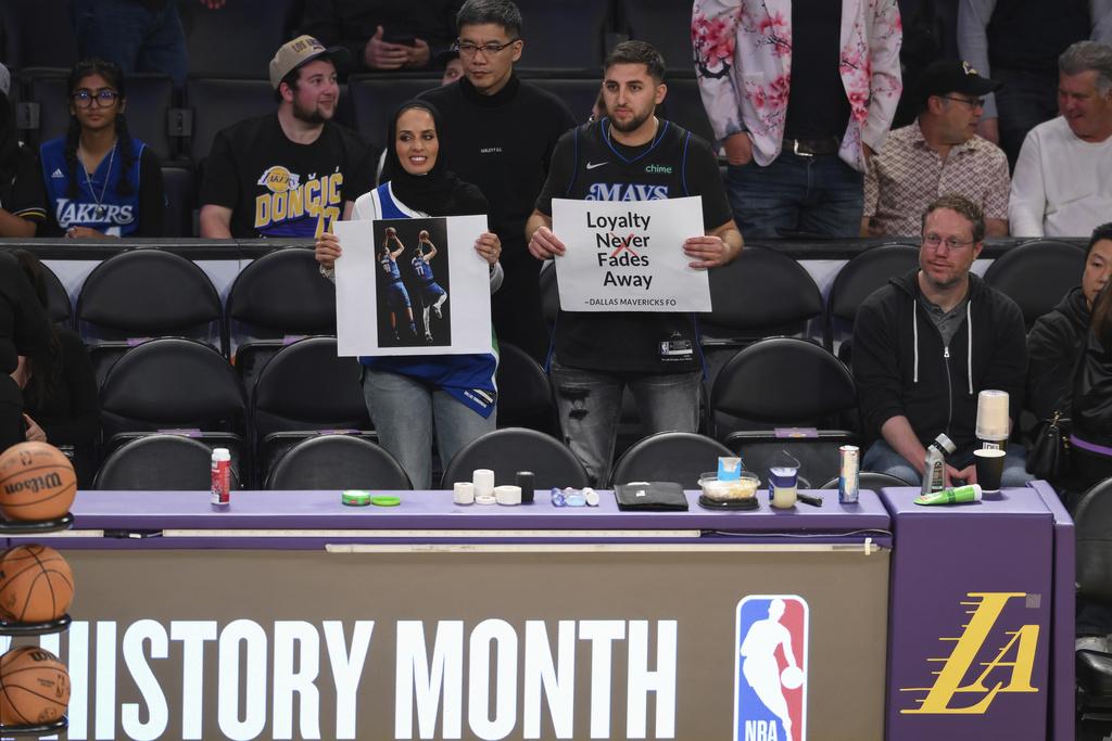 獨行俠球迷舉起當錫的標語。(美聯社)