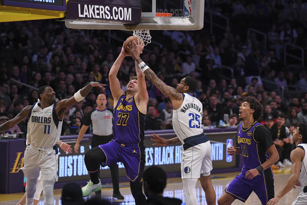 湖人107:99擊敗獨行俠。(美聯社)