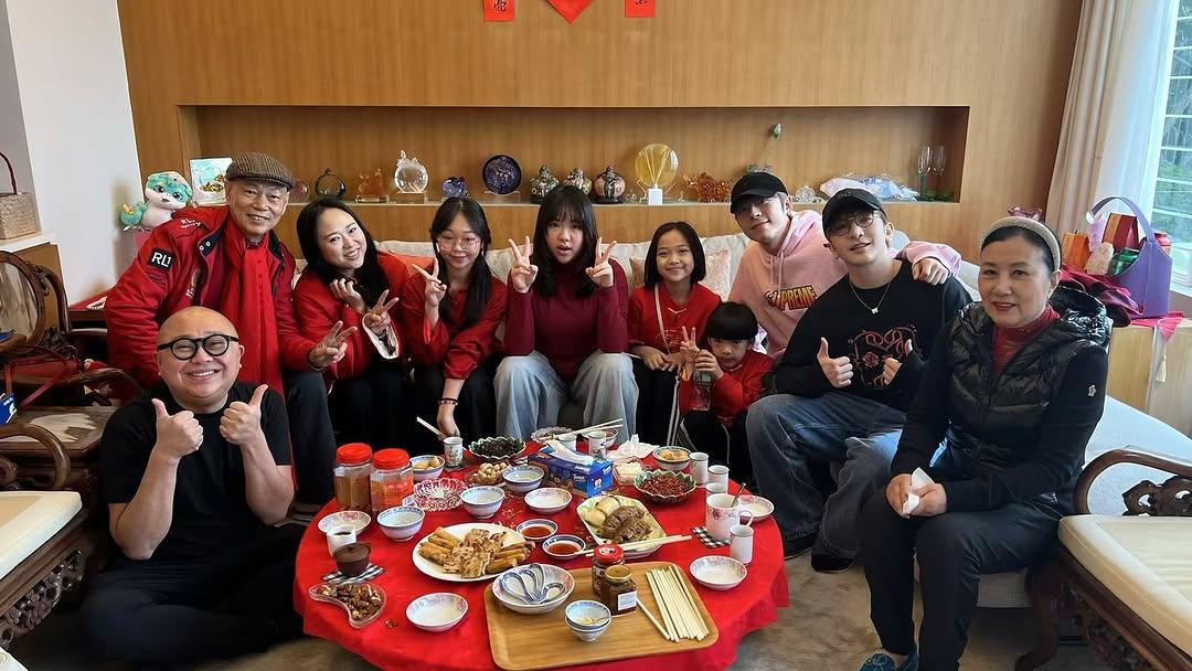 盧瀚霆(Anson Lo)與呂爵安(Edan)登門到羅家英與汪明荃夫婦家中拜年,巧遇阿Bob一家6口。