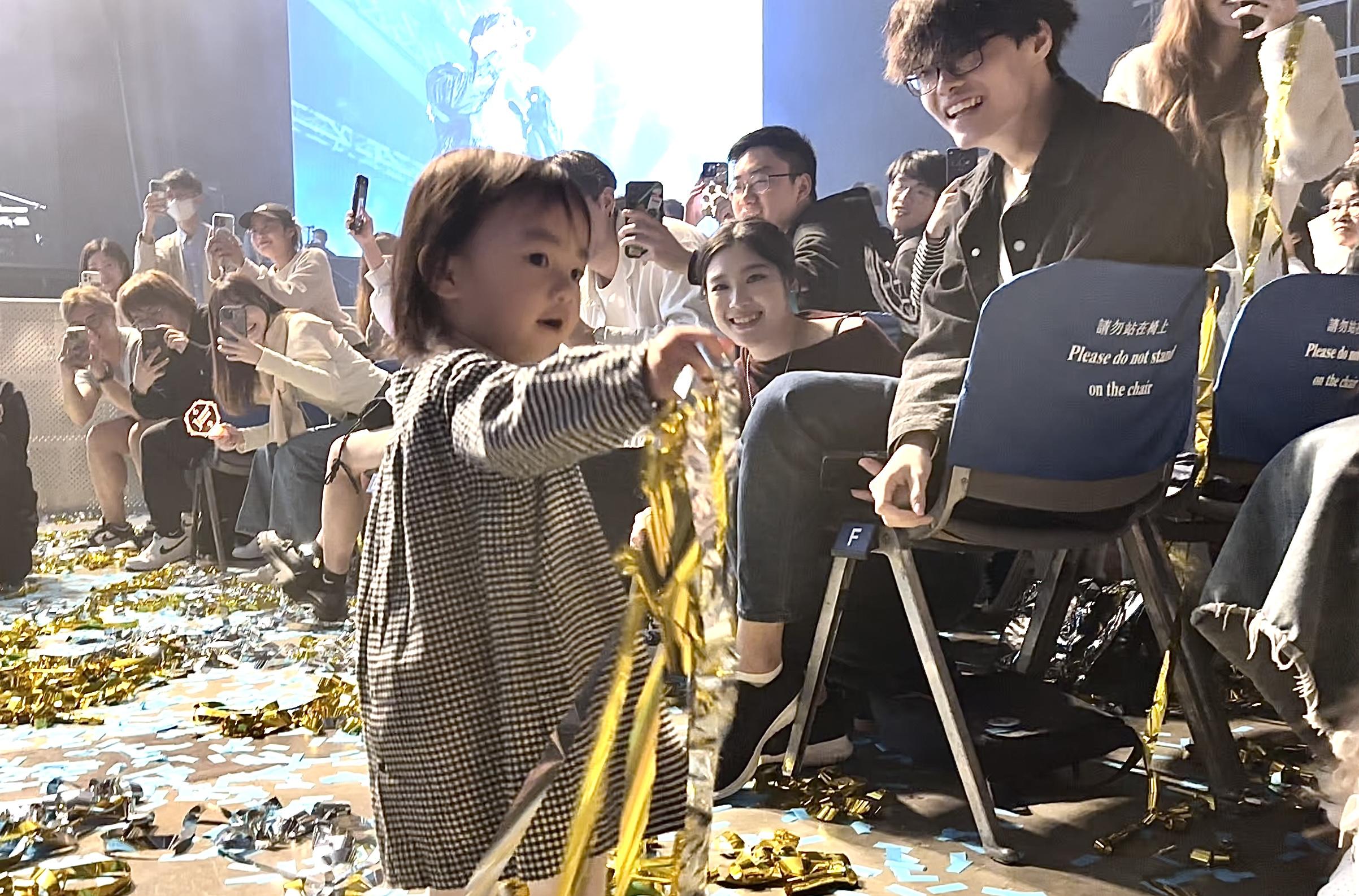 陳柏宇細女Audrey聽到爸爸的歌聲,興奮地周圍走。