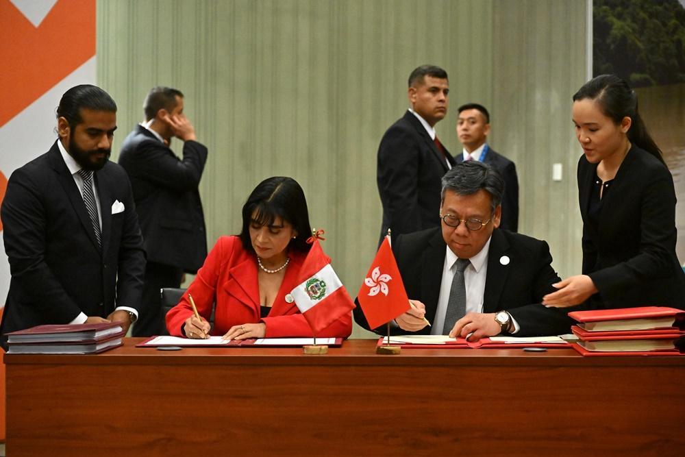 商經局局長丘應樺與秘魯外貿和旅遊部長Úrsula Desilú León Chempén(左)簽訂自貿協定(政府新聞處圖片)