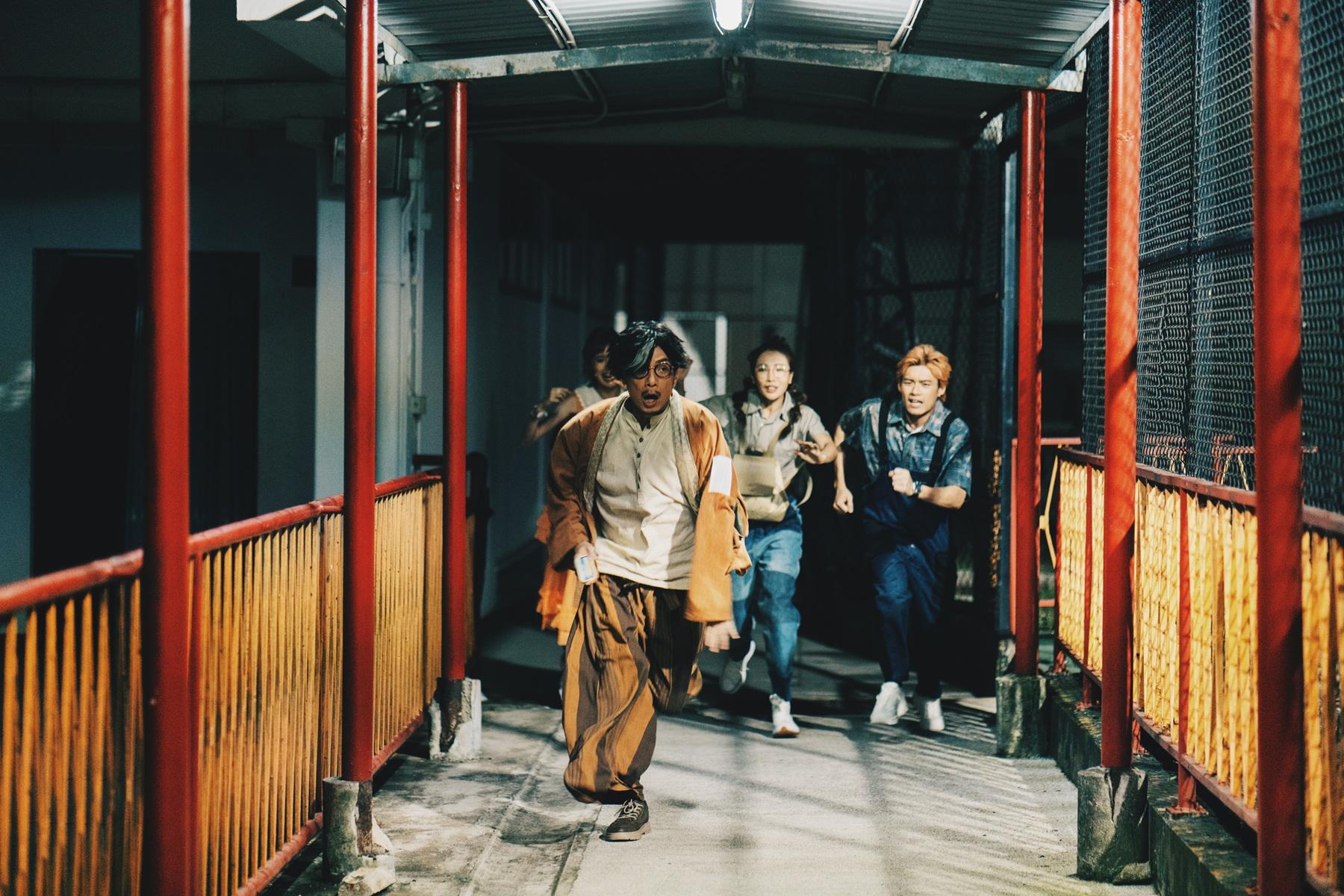 強尼在《弊傢伙!我要去祓魔》演法力盡失的捉鬼師。