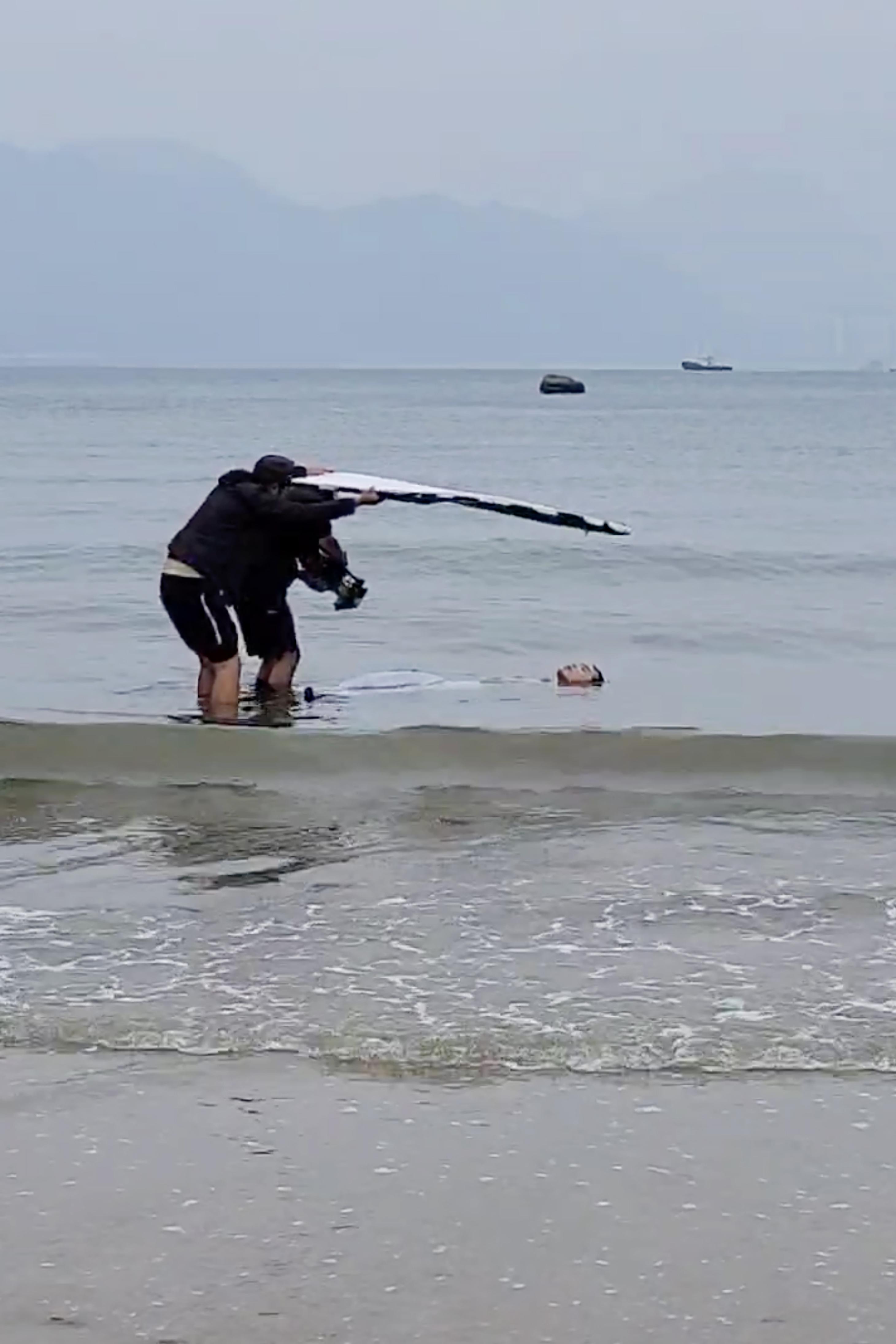 阿炳於清晨5時冒着10度低溫拍落水戲。