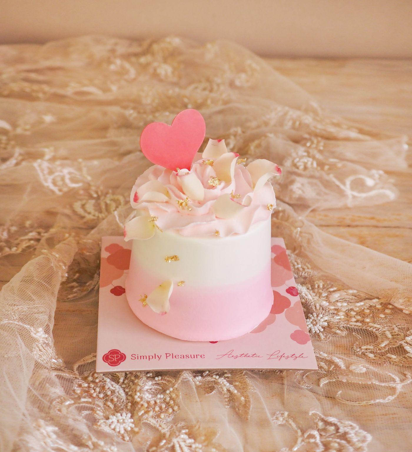 Simply Pleasure法國朱古力果香玫瑰雪芳蛋糕$228 4吋/$438 6吋|$798 8吋 法國朱古力雪芳蛋糕伴以法國朱古力慕絲、果香玫瑰果凍及鮮花瓣。(供應日期至2月28日)