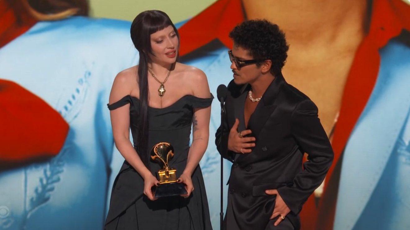 上台領獎時,兩人互笠高帽。