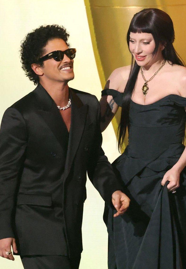 Bruno Mars與Lady Gaga盛裝出現《第67屆格林美獎頒獎典禮》。