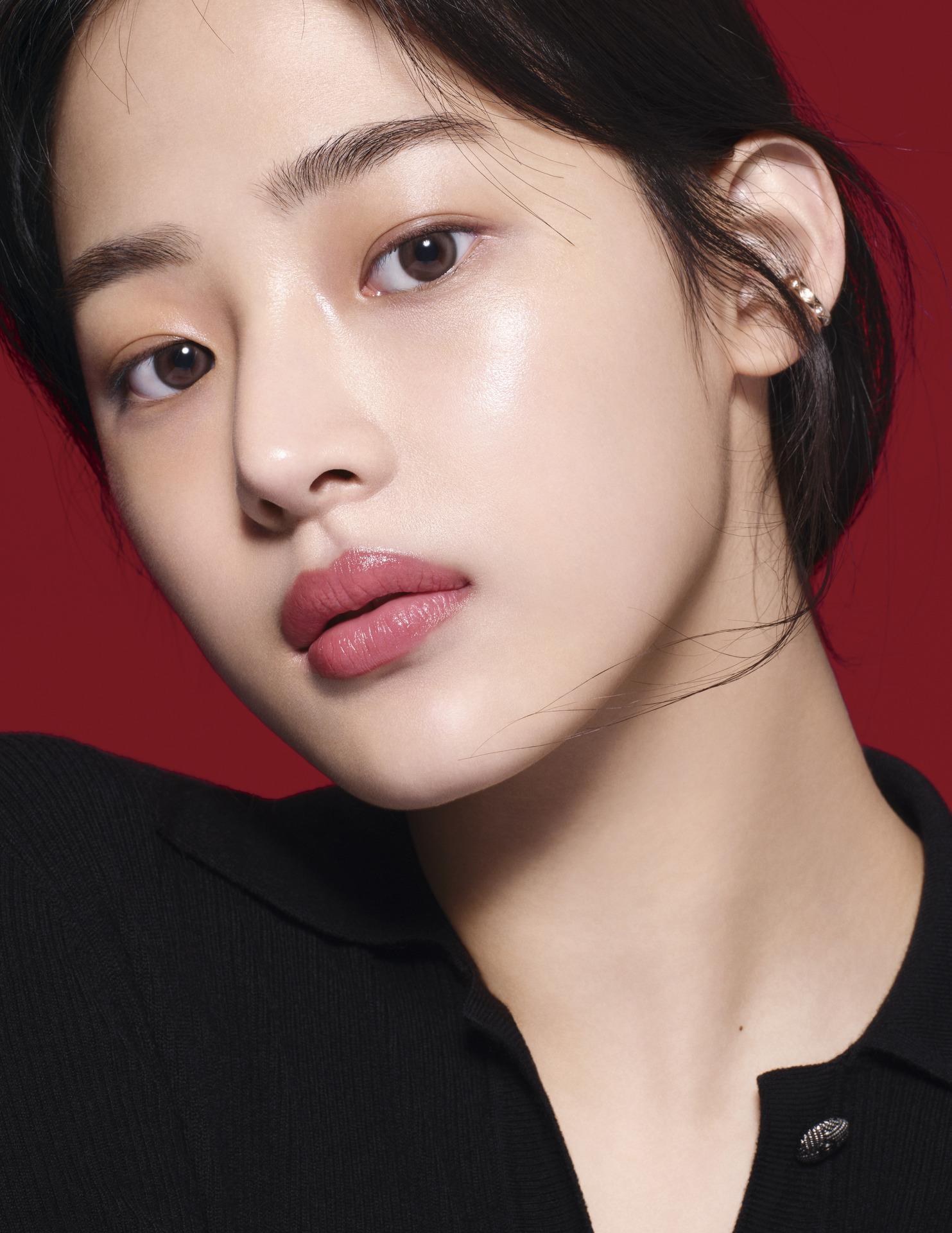 CHANEL一號紅山茶花系列精華針對肌膚老化現象,包括皺紋、毛孔、彈性與亮澤光采