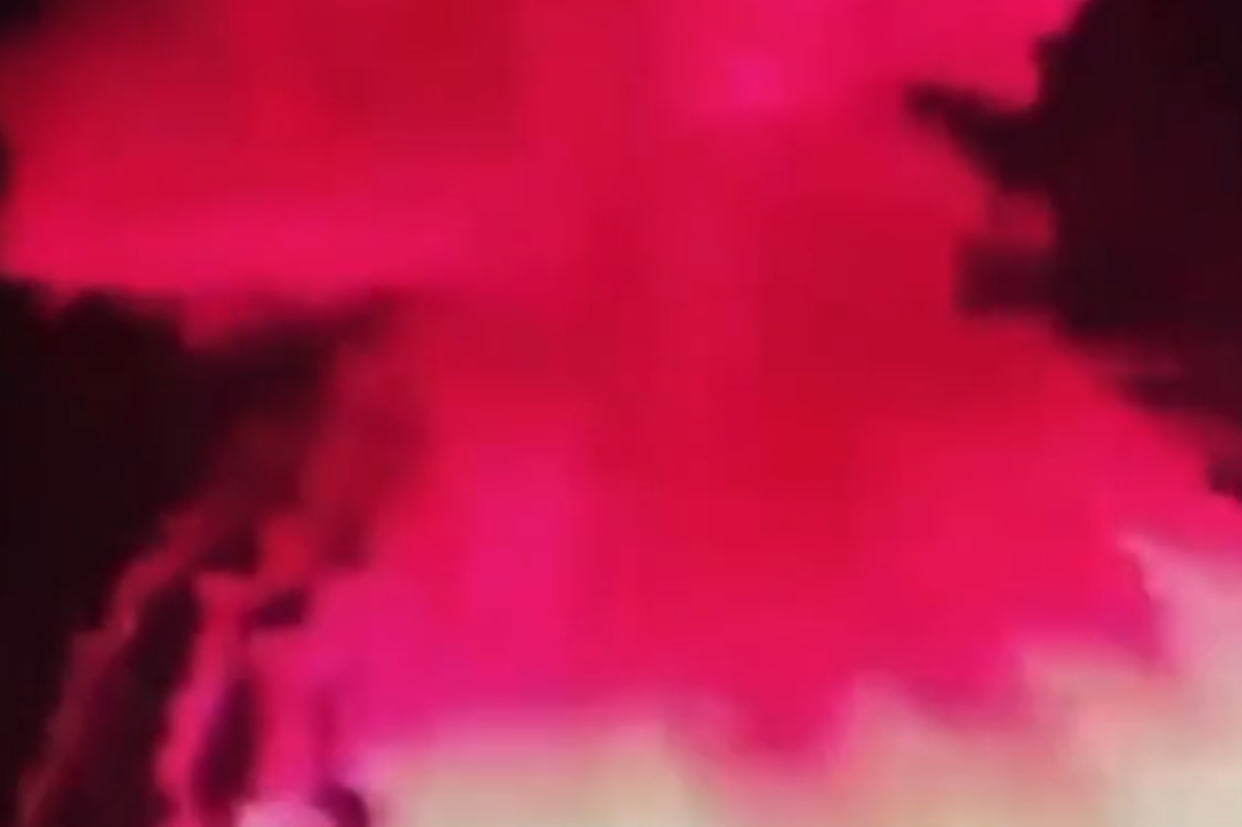 現場出現短時間紅色的煙塵(網上截圖)