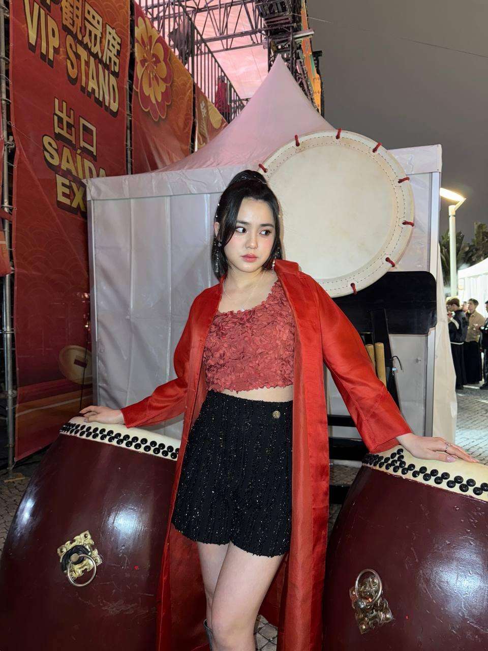 準備表演跳唱的Chantel,造型偏向型格風。