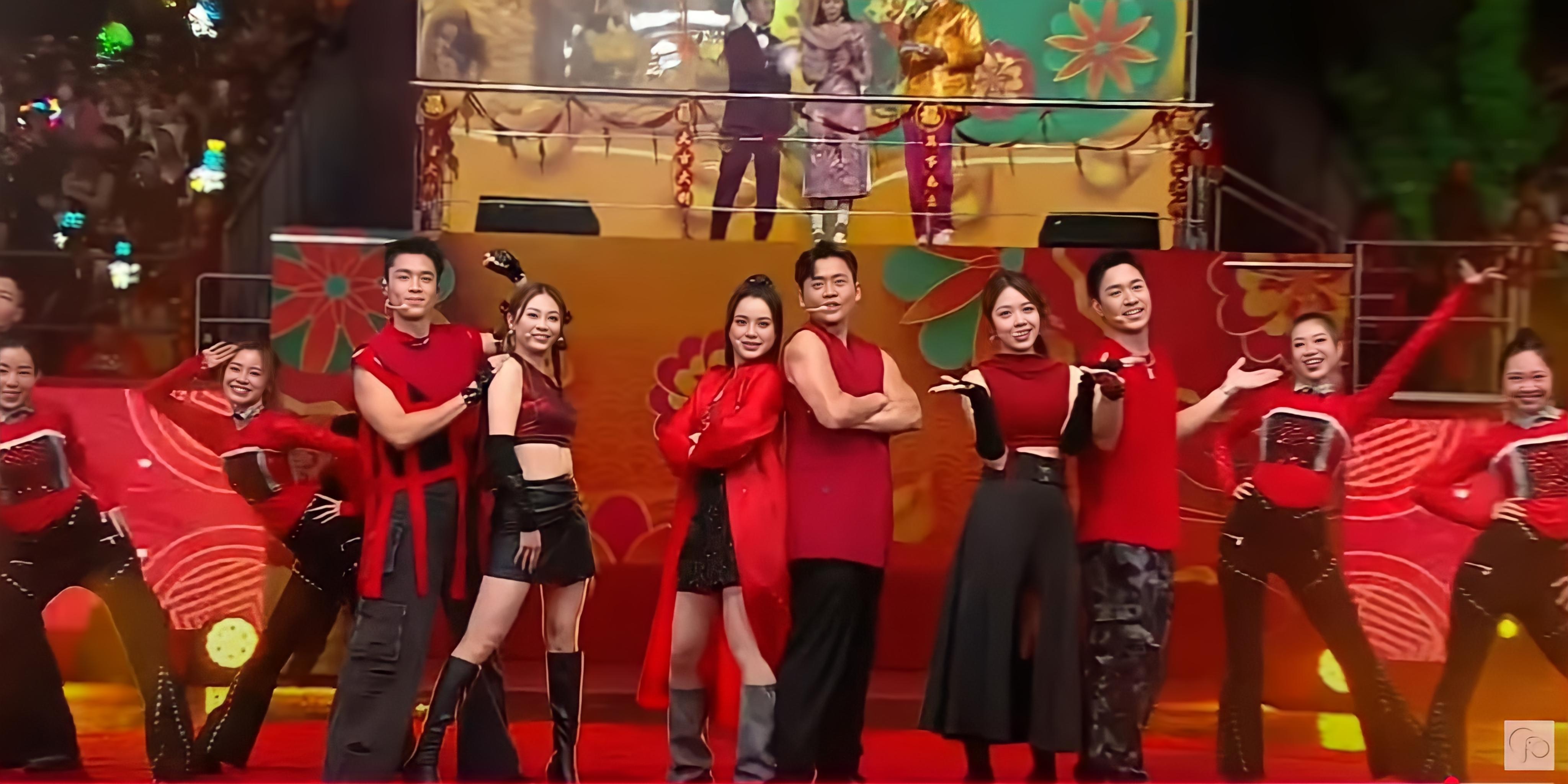 企在視帝張振朗旁,Chantel被大會安排站在C位。