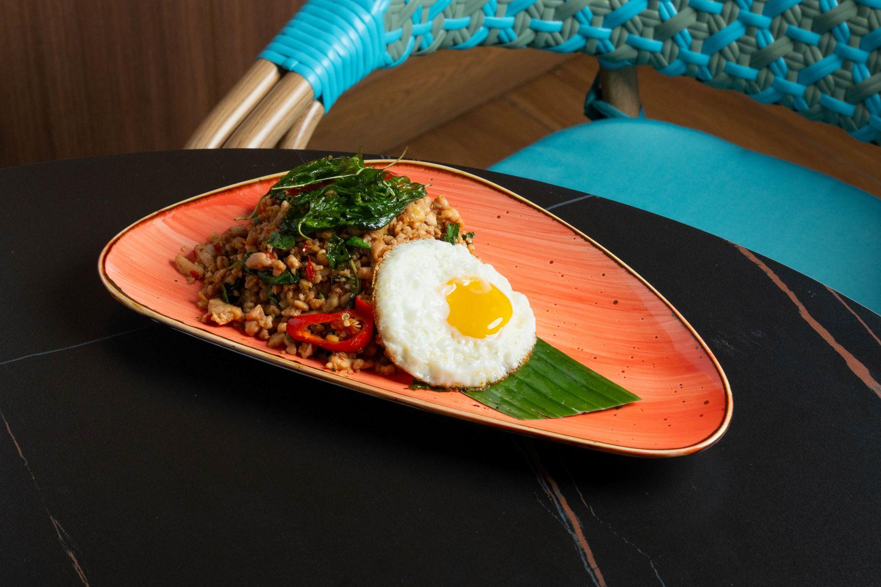 九層塔辣炒雞肉碎配香脆煎蛋$188