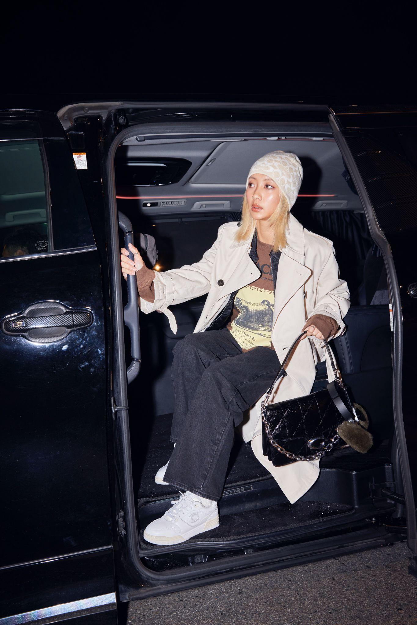 Marf腳下的soho sneaker(售價:$1,850),經典設計致敬old skool款式。