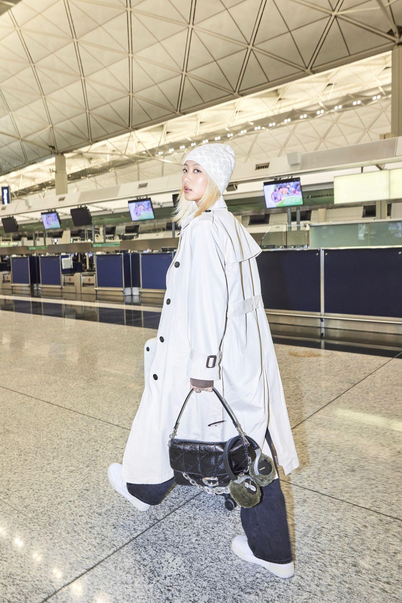 Marf以白色trench coat著出urban girl的穿搭特色,隨性又帶點小資情調。