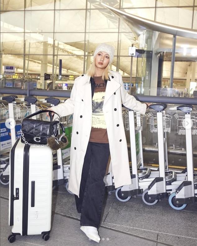 Triple tone亮相的Marf,手提Chain Tabby 30 手袋,輕易展現出都市摩登女性的時尚感。