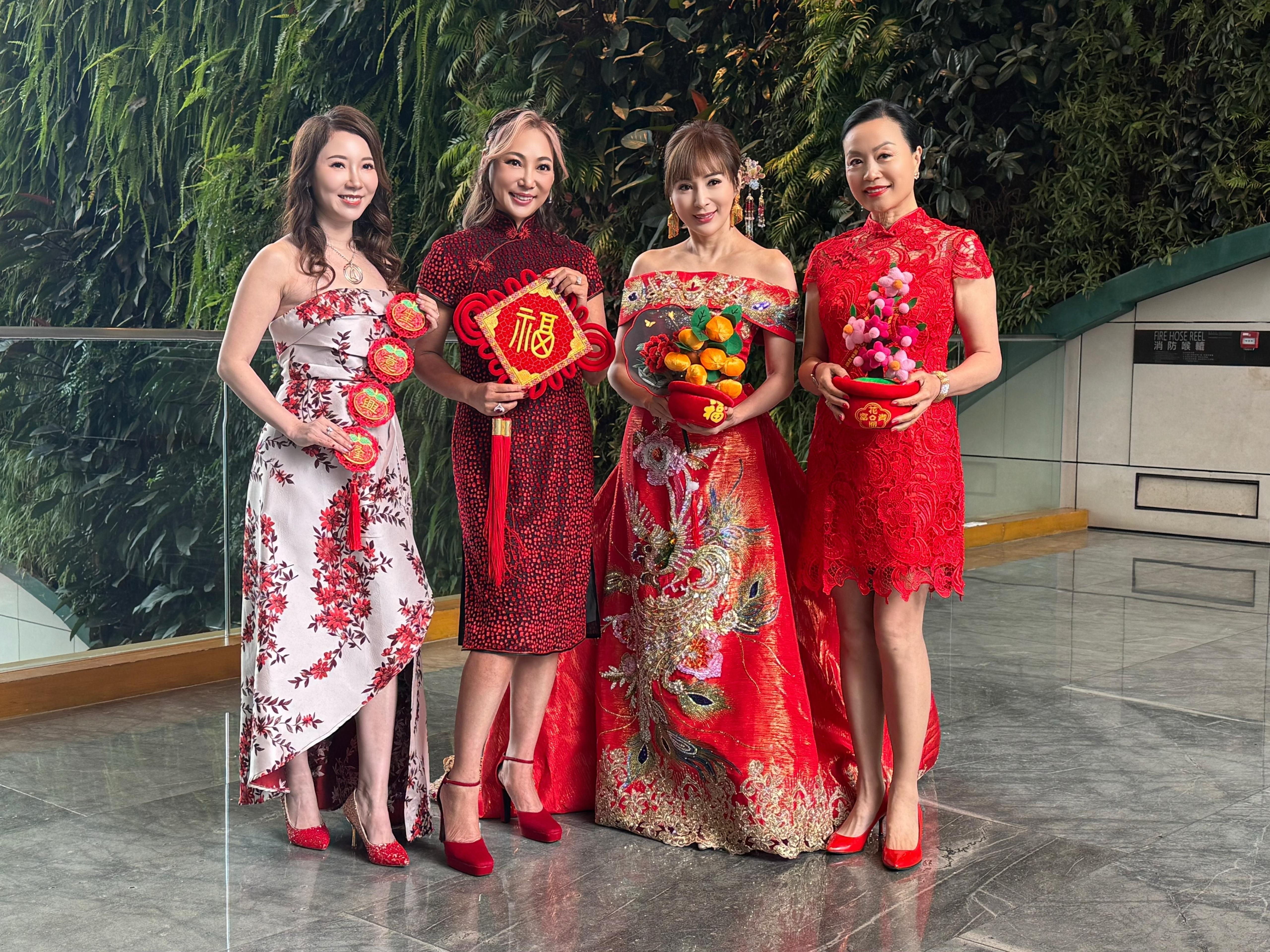 (左至右)盧曉琳副主席、程瑤主席、羅霖榮譽主席、黃景珍副主席。