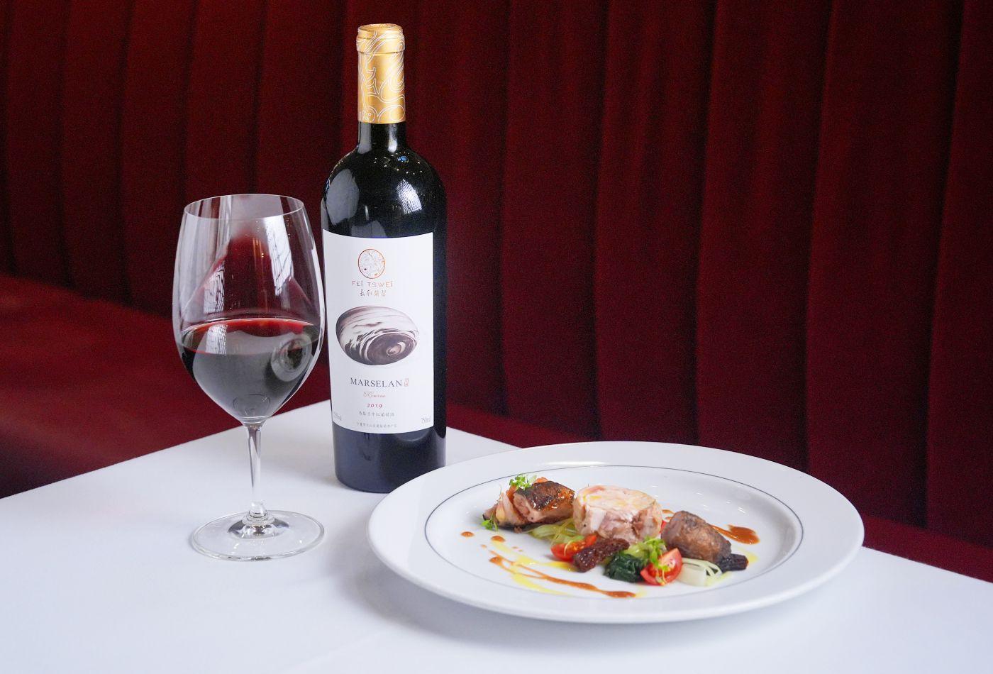 黑松露燒雞$658 法國春雞肉嫩,黑松露香氣溫和。適合配長和翡翠珍藏馬瑟蘭2019,紅酒的莓子果香與黑松露的泥土香交織層次豐富的味覺。