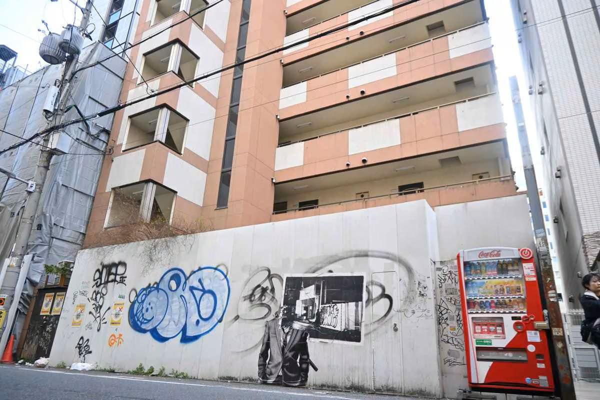 被殺害的公務員頭顱被發現棄置大阪的一處荒廢公寓。(新聞截圖)