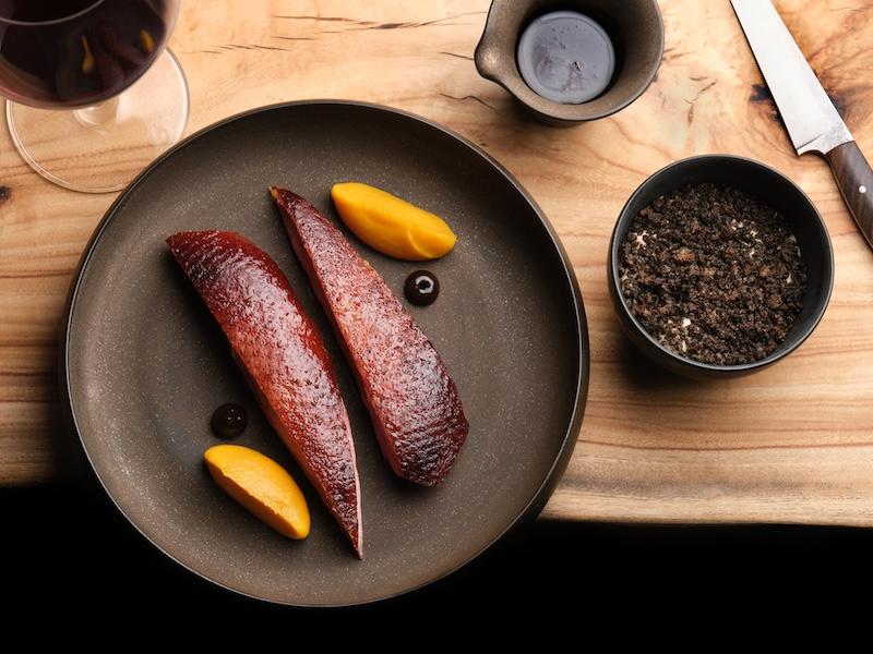 百花蜂蜜烤乾式熟成廣東鴨配醃核桃燉鴨腿