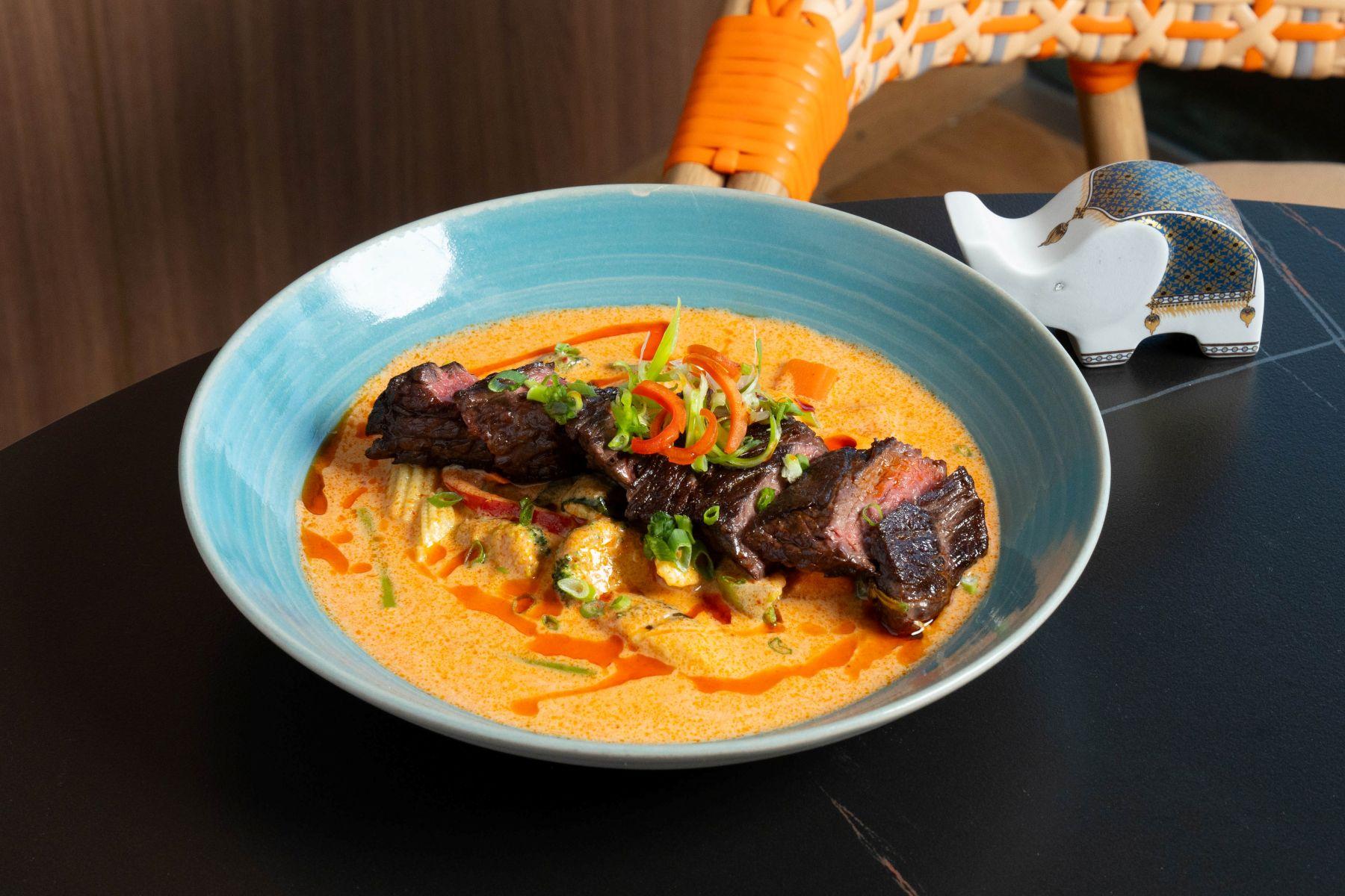 慢煮熟成和牛配紅咖喱或青咖喱$268