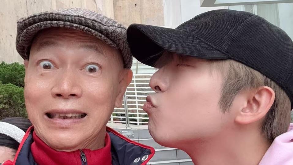 向來鬼馬的Edan更嘟嘴作狀吻家英哥面珠,家英哥亦交足戲碌大雙眼配合。