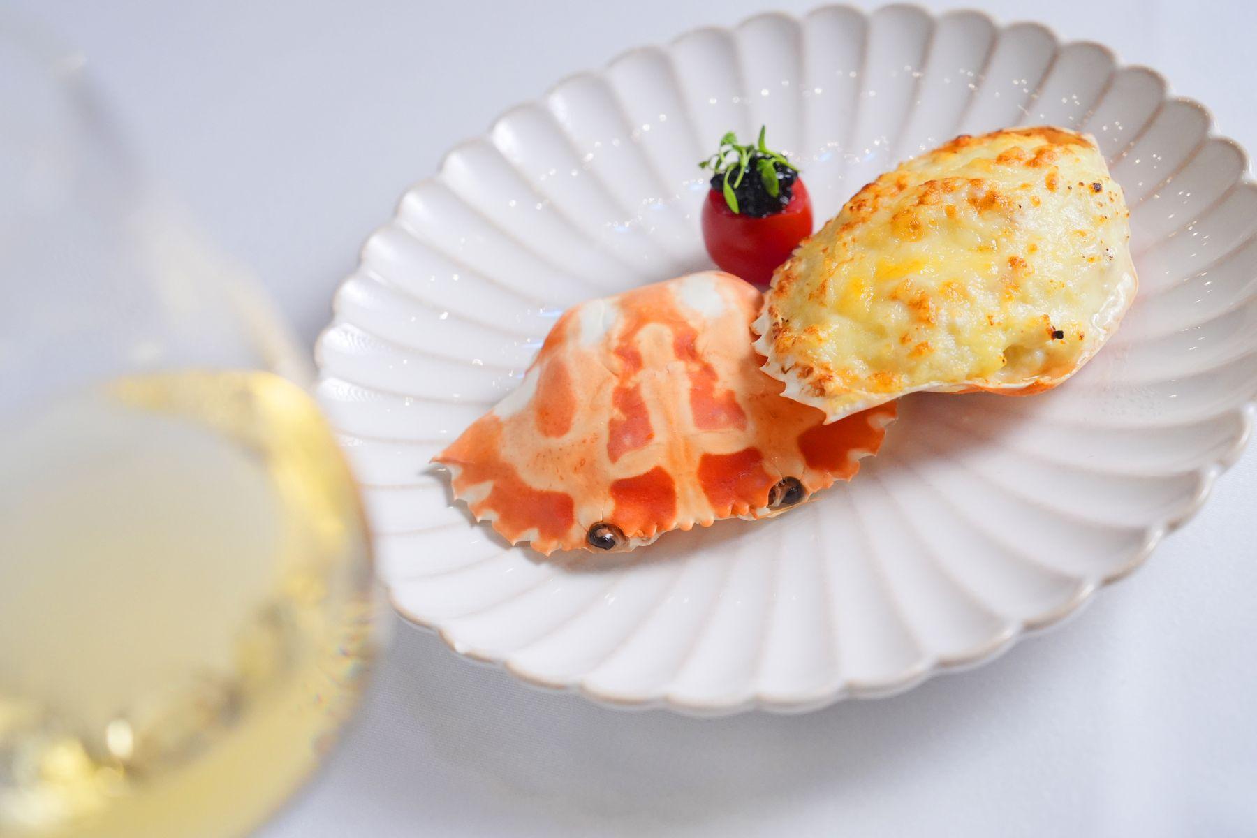 法式芝士焗釀蟹蓋$220 啖啖鮮甜蟹肉,芝士白汁香口。適合配西鴿 N28 霞多麗白酒,其奶油香氣與芝士和諧融合。