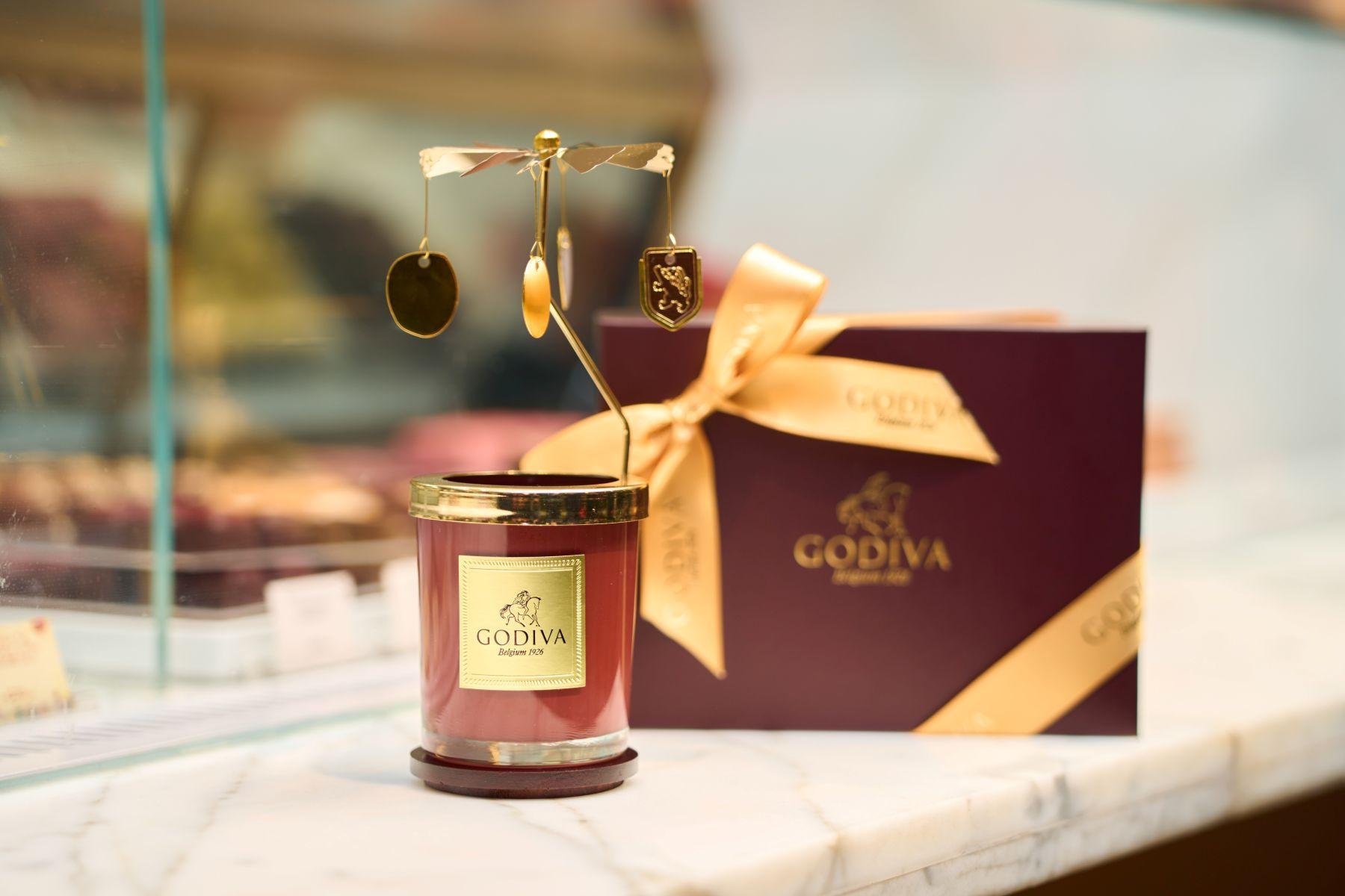 情人節專屬優惠:購買巧克力心形禮盒15顆裝,可獲贈GODIVA香氛蠟燭套裝1套。凡購買巧克力心形禮盒29顆裝,則可獲贈巧克力軟雪糕券2張。