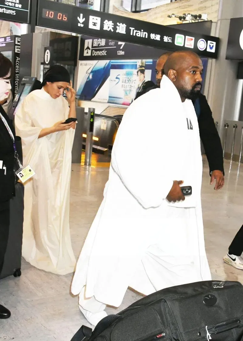 兩公婆早前去日本旅行,順道傾埋開騷事宜。