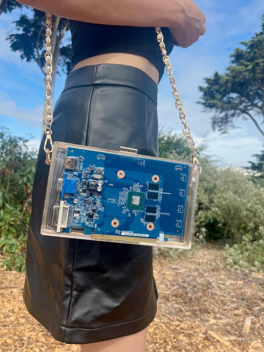 Nvidia H100 GPU被做成貴婦包,定價51萬港元。(X圖片)