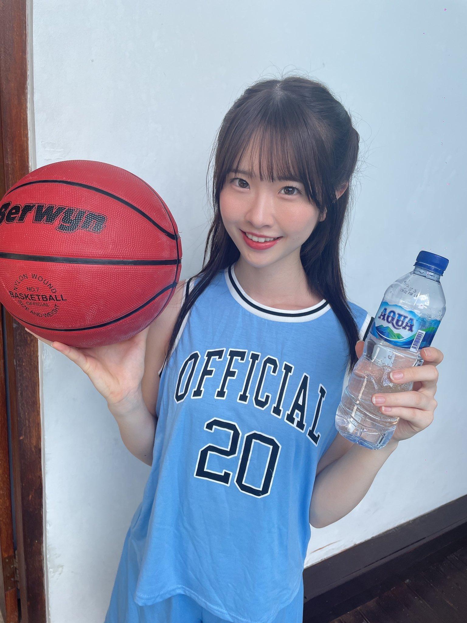 白上咲花天生一副學生臉。(X@emika_shirakami)