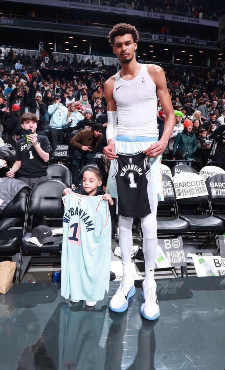 小球迷舉標語牌,獲得雲班耶馬(Victor Wembanyama)交換球衣的難忘體驗。