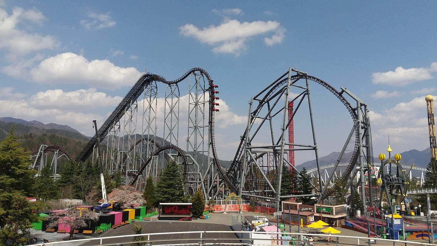 富士急樂園的Eejanaika過山車。(X)