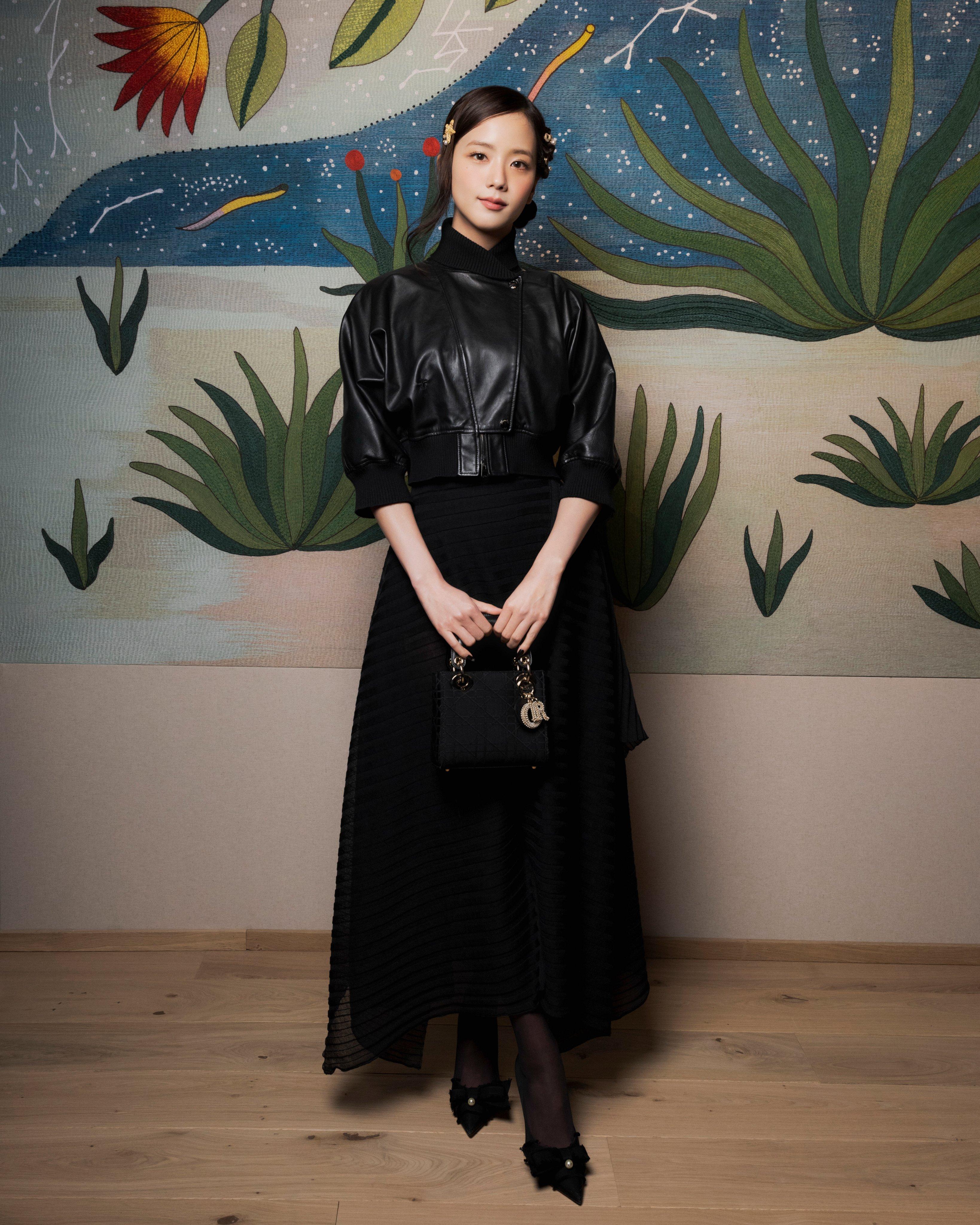 Jisoo上月出席DIOR時裝展的造型。