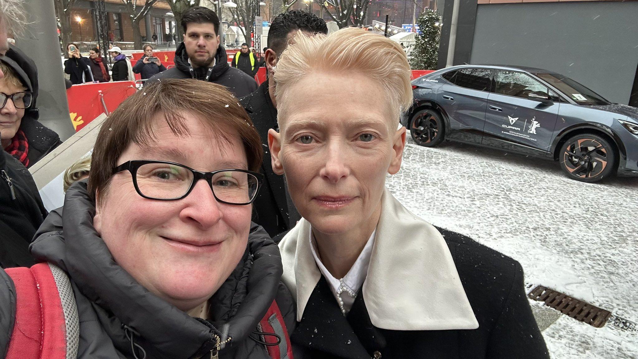 Tilda非常親民,柏林街頭與fans合照。