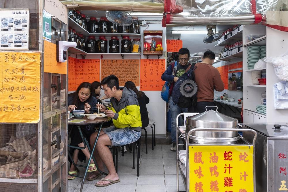 不少港人愛在冬天時吃蛇羹,滋補暖身。(圖片來源:Getty)