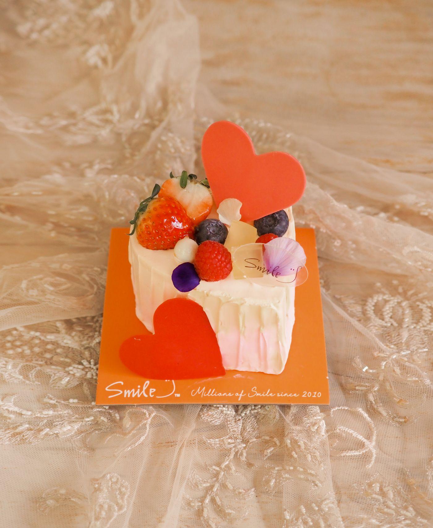 Smile洛神花草莓柚子花果蛋糕$248 10cm/$488 15cm/$818 20cm 由洛神花草莓果凍、柚子吉士、花果海綿蛋糕混合製成。 (供應日期至2月28日)